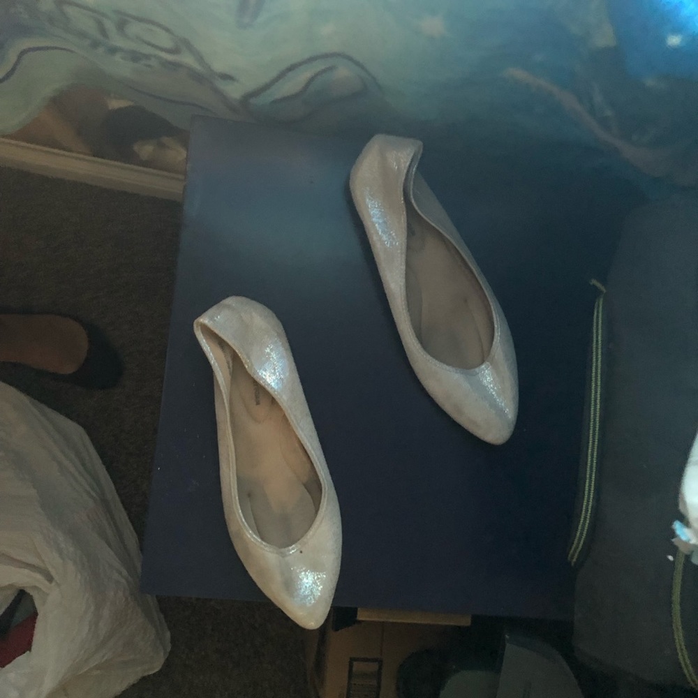 Women’s memory foam pointed toed flats.
